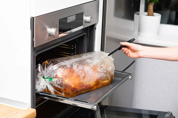 Potret Ayam Yang Dimasak Wanita Dalam Oven — Stok Foto