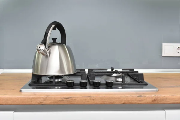 台所のストーブの上の金属ケトル — ストック写真