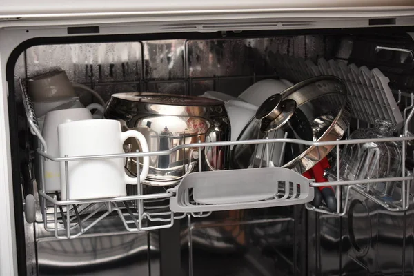현대식 주방에서 설거지하는 모습을 — 스톡 사진