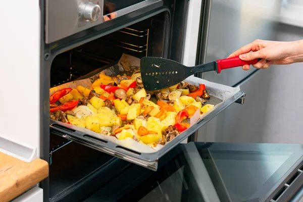 Tiro Cortado Mulher Cozinhar Refeição Deliciosa Forno — Fotografia de Stock