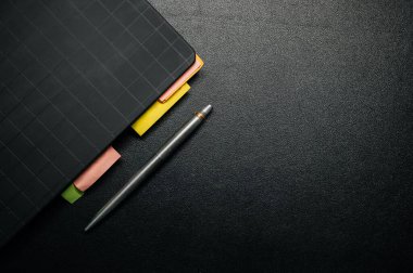 Üst görünüm modern masa notlar için temiz ve basittir iş pazarlama planı kağıt tabaka, gümüş kalem, cep telefonu.