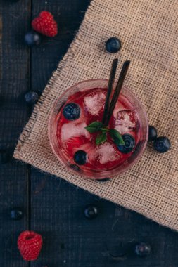 Meyve Suyu, içecekler, diyet ve detoks konsepti - yeşil doğal arka plan, taze meyve ve sebze içecekleri üzerinde farklı meyve veya sebze suları ve yemek ile bardakları kapatın