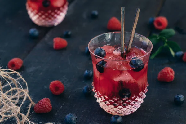 Cocktail Fruttato Decorato Con Lampone Fresco Congelato Fragola Rosmarino Ghiaccio — Foto Stock