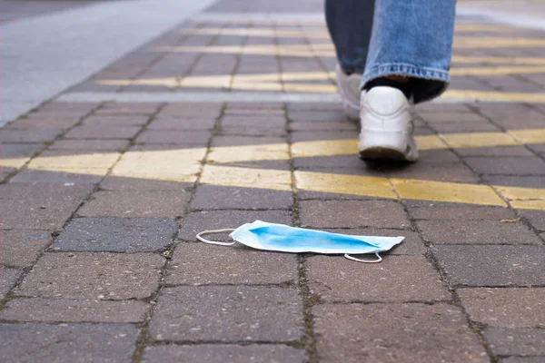 Cerrahi maskeden uzakta, yerde yatıyor. seçici odak