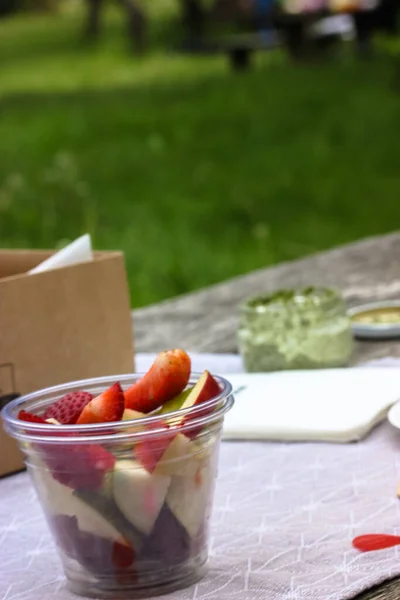 Obstdessert im Garten, Picknick im Sommer. — Stockfoto