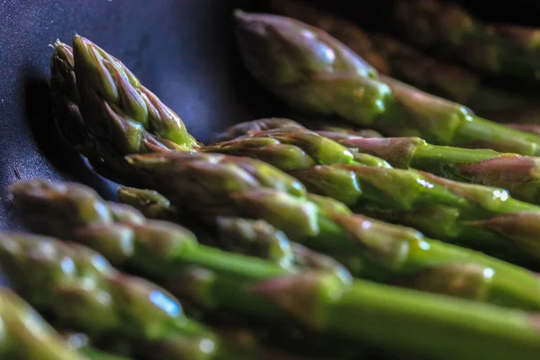 Asparagus. Fresh green asparagus on black slate background. Top view copy space. — Stock Photo, Image