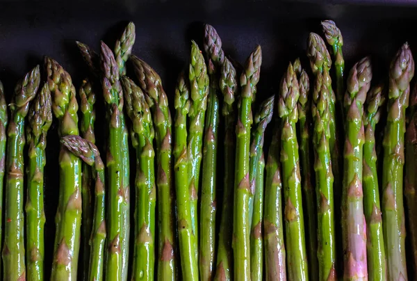 Asparagus. Fresh green asparagus on black slate background. Top view copy space. — Stock Photo, Image