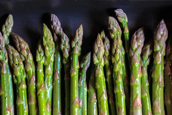 Asparagus. Fresh green asparagus on black slate background. Top view copy space. — Stock Photo, Image