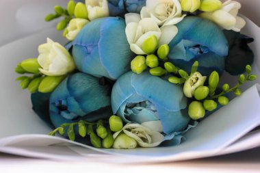 Gelin buketi: Güzel mavi şakayıklar ve beyaz yakın plan frezya.