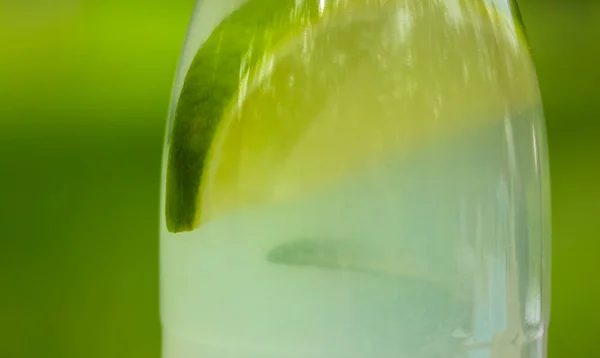 Limonata in bottiglia di plastica, una bevanda rinfrescante nella calda giornata estiva . — Foto Stock