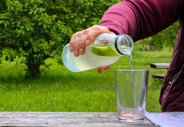 Limonade im Dekanter, ein erfrischendes Getränk an heißen Sommertagen. — Stockfoto