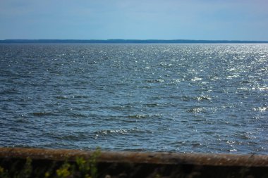 Yazın sakin deniz ve mavi gökyüzü: tatil