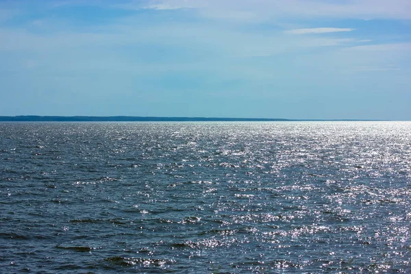 Mar tranquilo e céu azul no verão: férias — Fotografia de Stock