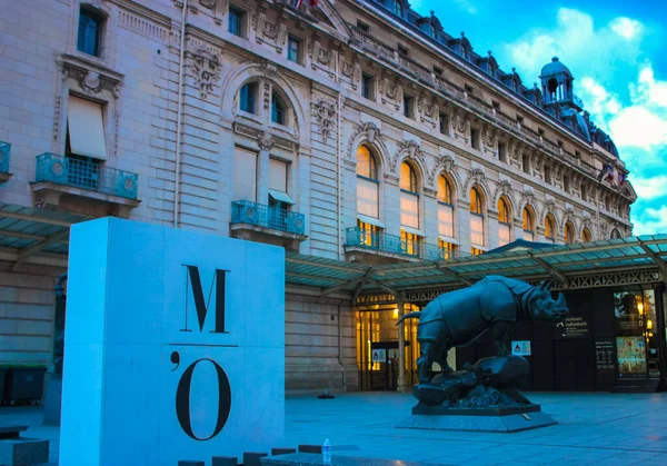 파리의 드오르세 Musee Dorsay 저녁에 야외에서 프랑스 조각품 — 스톡 사진
