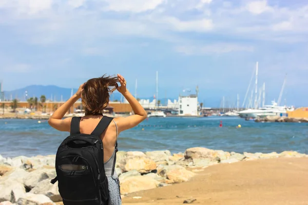 Chica Turista Pelo Rubio Con Una Mochila Negra Largo Del — Foto de Stock