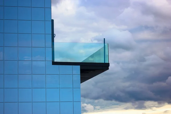 Edificio Moderno Blanco Costa Elegante Balcón Cristal Contra Cielo Azul —  Fotos de Stock