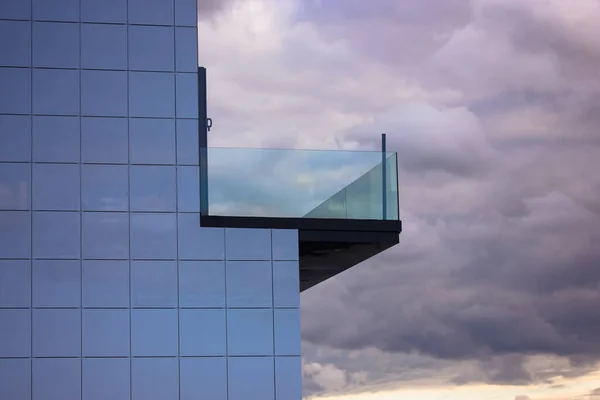 Edificio Moderno Blanco Costa Elegante Balcón Cristal Contra Cielo Azul —  Fotos de Stock