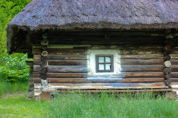 Dřevěný Dům Lese Stará Zchátralá Chatrč Starou Slaměnou Střechou Útulné — Stock fotografie