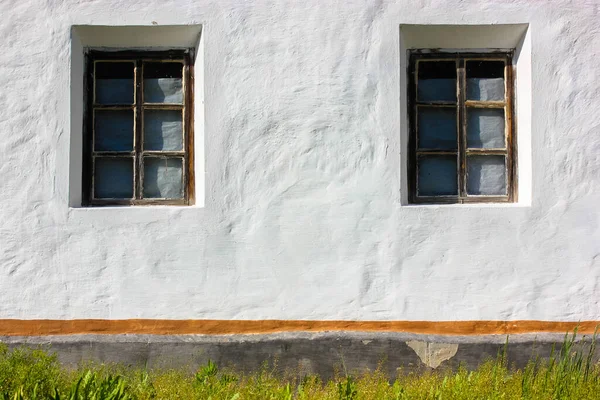 Старі Вікна Тлі Білого Глиняного Будинку Селі Влітку — стокове фото