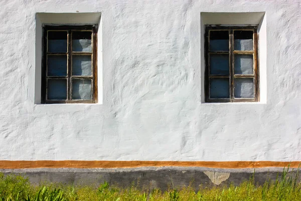 Ett Gammalt Fönster Mot Bakgrunden Ett Vitt Lerhus Byn Sommaren — Stockfoto