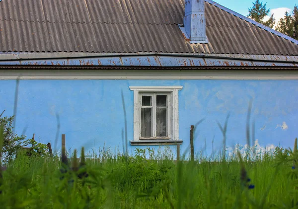 Starý Jednopodlažní Modrý Dům Bílými Okny Ukrajině Vysoká Zelená Tráva — Stock fotografie