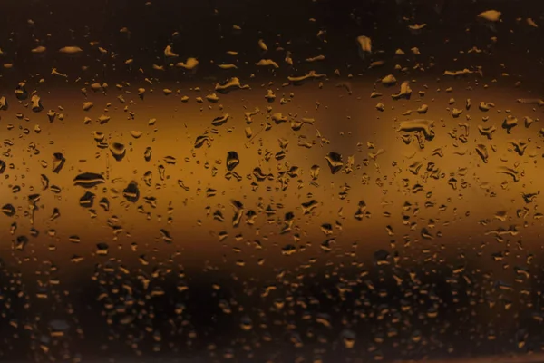 Primer plano gotas de lluvia naranja en el vidrio, temporada de lluvias en otoño. —  Fotos de Stock