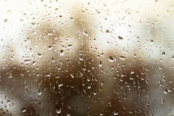 Primer plano gotas de lluvia naranja en el vidrio, temporada de lluvias en otoño. —  Fotos de Stock