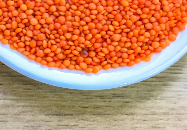 Rote Linsen im runden weißen Teller: Zutaten für eine gesunde Ernährung natürliche Mahlzeit — Stockfoto