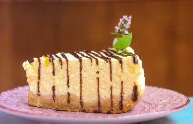 Pembe tabakta bir parça cheesecake, lezzetli ve sağlıklı bir tatlı..