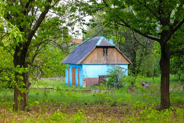 Una antigua casa azul de una planta con dos ventanas en Ucrania —  Fotos de Stock
