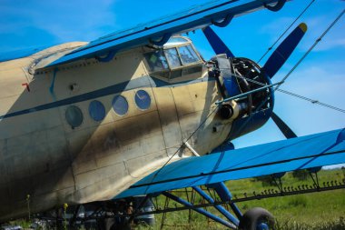 Mavi helikopter yakın plan: kokpit ve vida. Yüksek kalite fotoğraf