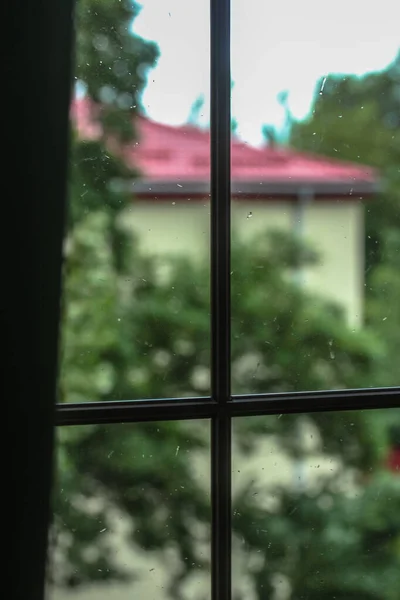 Regn Utanför Fönstret Höstdag Fönster Träram Och Droppar Glas — Stockfoto