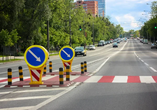 Crosswalk na cidade: riscas marcações vermelhas e brancas no asfalto e sinais de alerta para motoristas — Fotografia de Stock