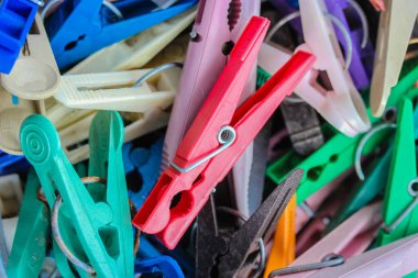 Birçok renkli, parlak, yakın çekim mandalları