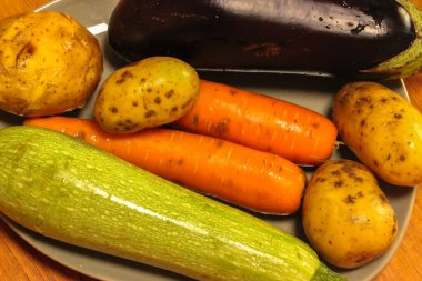 Çorba için sebzeler: havuç, kabak, yakın plan patates.