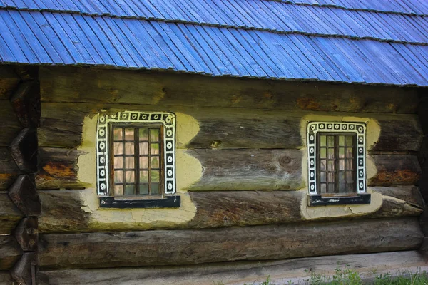 Πρόσοψη Του Ιστορικού Ουκρανικού Ξύλινο Σπίτι Δύο Όμορφα Παράθυρα Μουσείο — Φωτογραφία Αρχείου