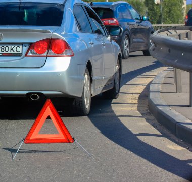 Trafik kazası: Acil dur işareti, geriye dönük kırmızı üçgen