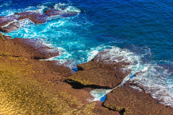 Oceano Atlântico Verão Ondas Azuis Quebram Falésias Formando Espuma Branca — Fotografia de Stock