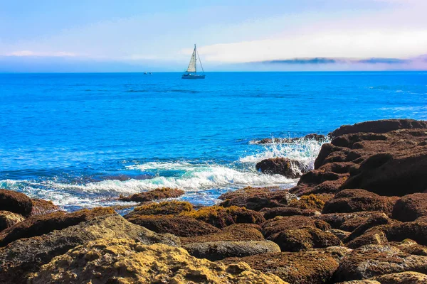 Voilier Blanc Dans Brouillard Horizon Pierres Massives Premier Plan Océan — Photo