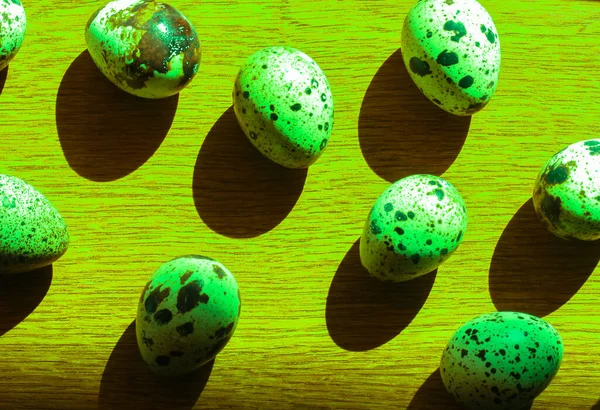 Quail eggs in large quantities on a green background — Stock Photo, Image