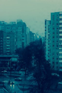 Çok katlı binaların penceresinden ve yoğun trafiğin olduğu sokaktan, yağmurlu sonbahar sabahından.