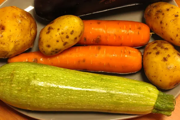 Légumes à soupe : carottes, courgettes, patates fermées — Photo