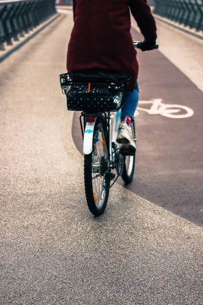 Flicka Rider Cykel Cykelbana Kall Höstmorgon Urban Infrastruktur — Stockfoto
