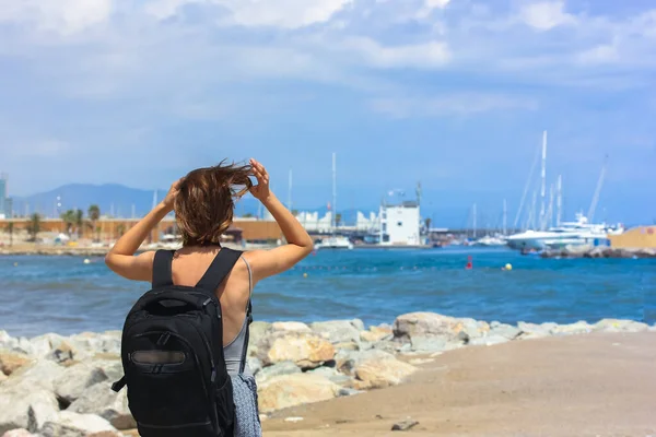 Ragazza Turistica Dai Capelli Biondi Con Uno Zaino Nero Lungo — Foto Stock