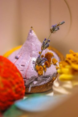 Frenk üzümü ve lavantalı kek, kafede iştah açıcı tatlı, restoran..