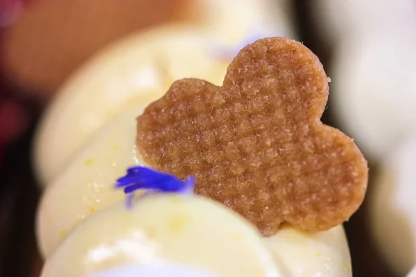 Française Joliment Décorée Avec Des Pétales Fleurs Éclairs Remplie Caramel — Photo