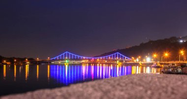 Geceleri ışıl ışıl parlayan güzel bir köprü. Kyiv, Ukrayna