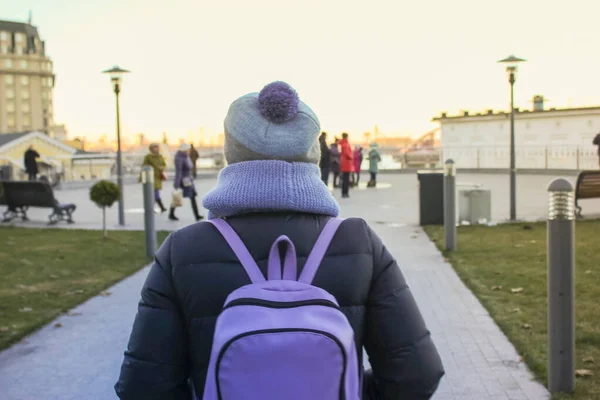 Ein Mädchen Mit Lustigem Hut Und Lila Rucksack Läuft Eine — Stockfoto