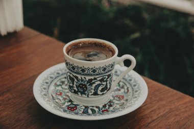 Geleneksel desenli porselen bir fincanda, çay tabağında servis edilen mis kokulu Türk kahvesi. Doğunun zengin kültürü, konforu ve sıcaklığı en ince ayrıntısına kadar. Yemek ve seyahat için mükemmel..