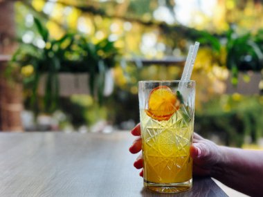 Portakal dilimli yaz içeceği ve kristal bardakta nane şekeri. Doğal Bokeh, ekolojik estetik ve sıcak günler için sağlıklı içecek ilhamı ile moda açık hava yaşam tarzı konsepti.